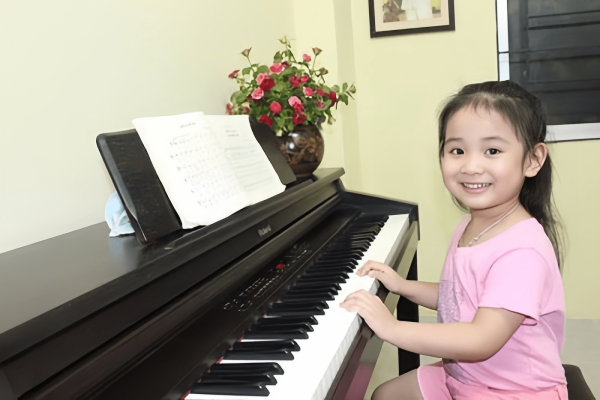 Khám Phá Thế Giới Âm Nhạc Với Đàn Piano Cũ Cho Trẻ Em
