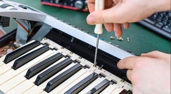 Khám Phá Nghề Thợ Kiểm Tra Đàn Piano Cũ: Bí Quyết Để Không Bị Lừa