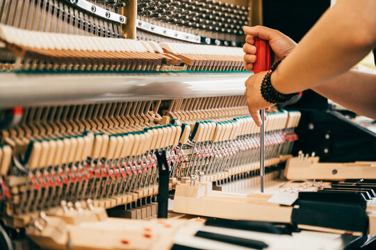 Khám Phá Dịch Vụ Lên Dây Đàn Piano Cơ Chuyên Nghiệp Tại Nghĩa Đô, Cầu Giấy